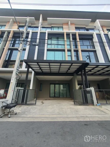 Home Office for rent in Lat Phrao, Bangkok - Modern multi-level home office facade with covered parking and tall windows in Lat Phrao.