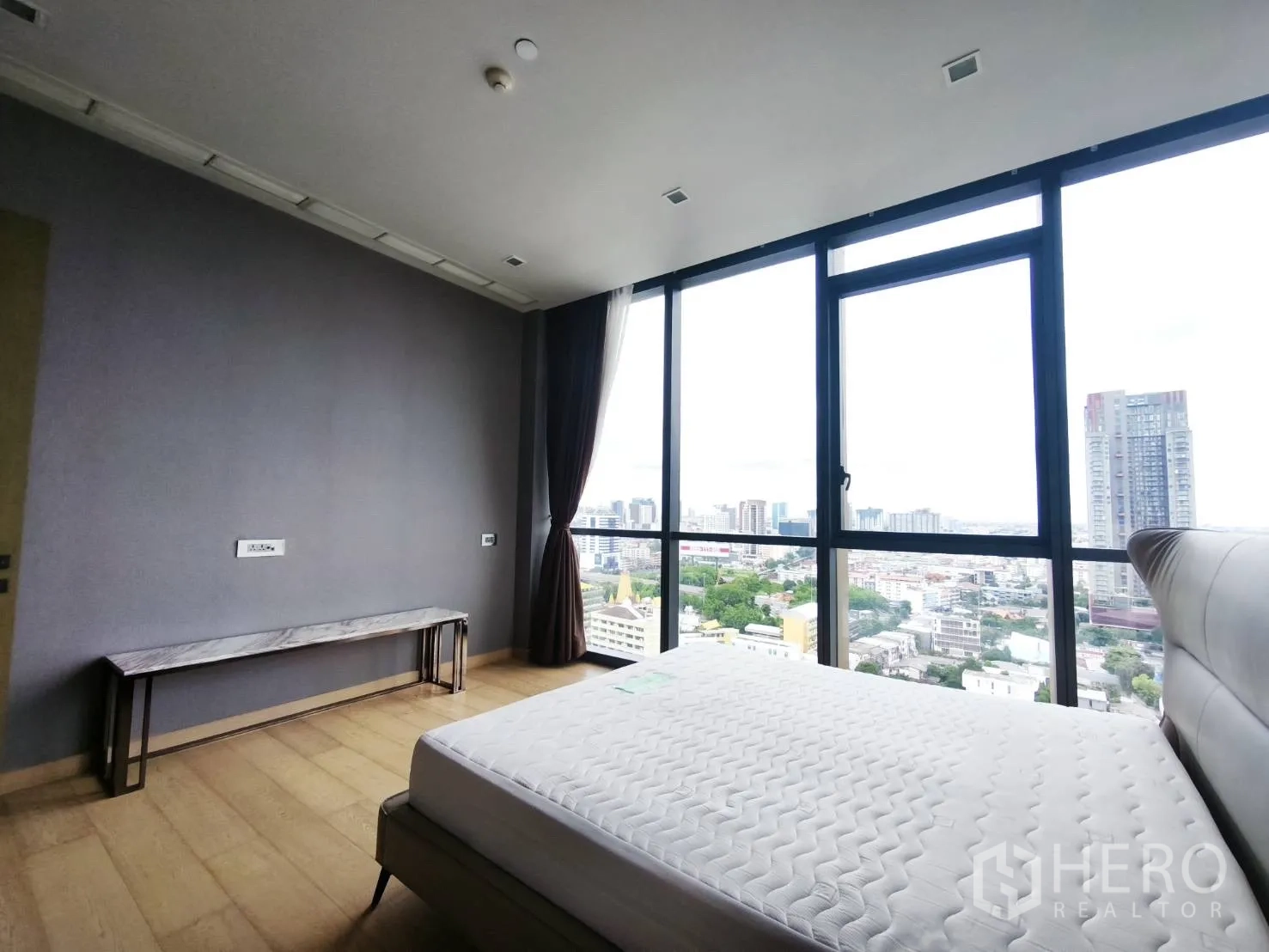 คอนโด for rent in Watthana, Bangkok - ห้องนอนกว้างพร้อมหน้าต่างบานสูง มองเห็นวิวสกายไลน์กรุงเทพฯ