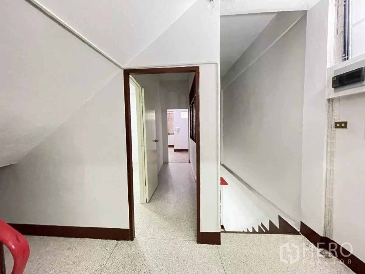 Home Office for rent in Din Daeng, Bangkok - Upper-floor landing beside the staircase with doorway leading to additional rooms.