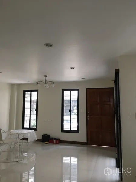 带办公室的家 出租在Bang Rak, Bangkok - 一层明亮前厅，亮面地砖，高窗与实木入户门