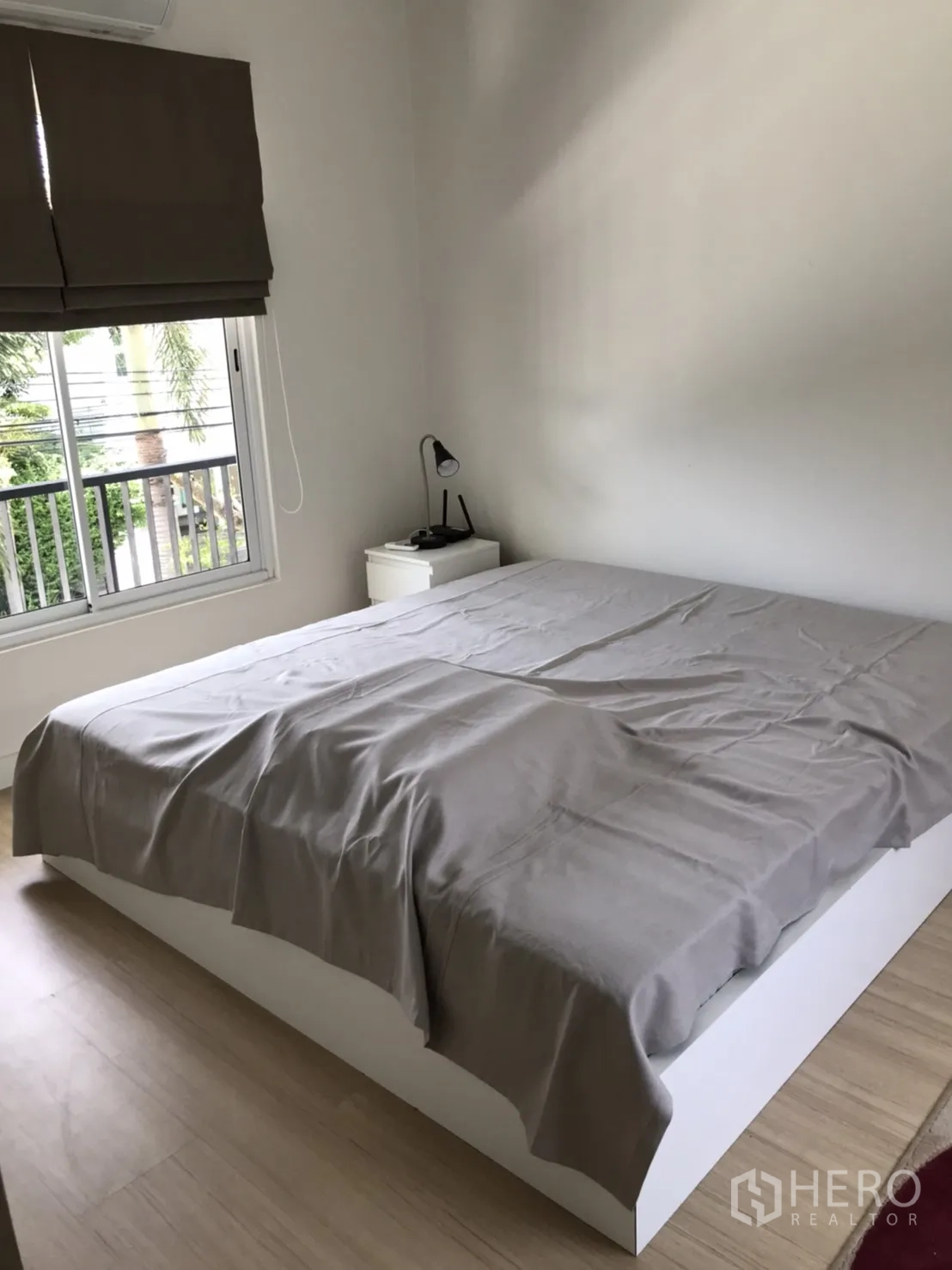 Detached House for rent or sale in Saphan Sung, Bangkok - Secondary bedroom with platform bed, sliding window and wood flooring.