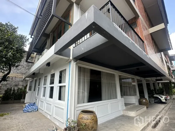 พื้นที่ขายของ for rent in Watthana, Bangkok - มุมอาคารโลว์ไรส์พร้อมระเบียงและช่องหน้าต่างกว้างที่ชั้นล่าง.