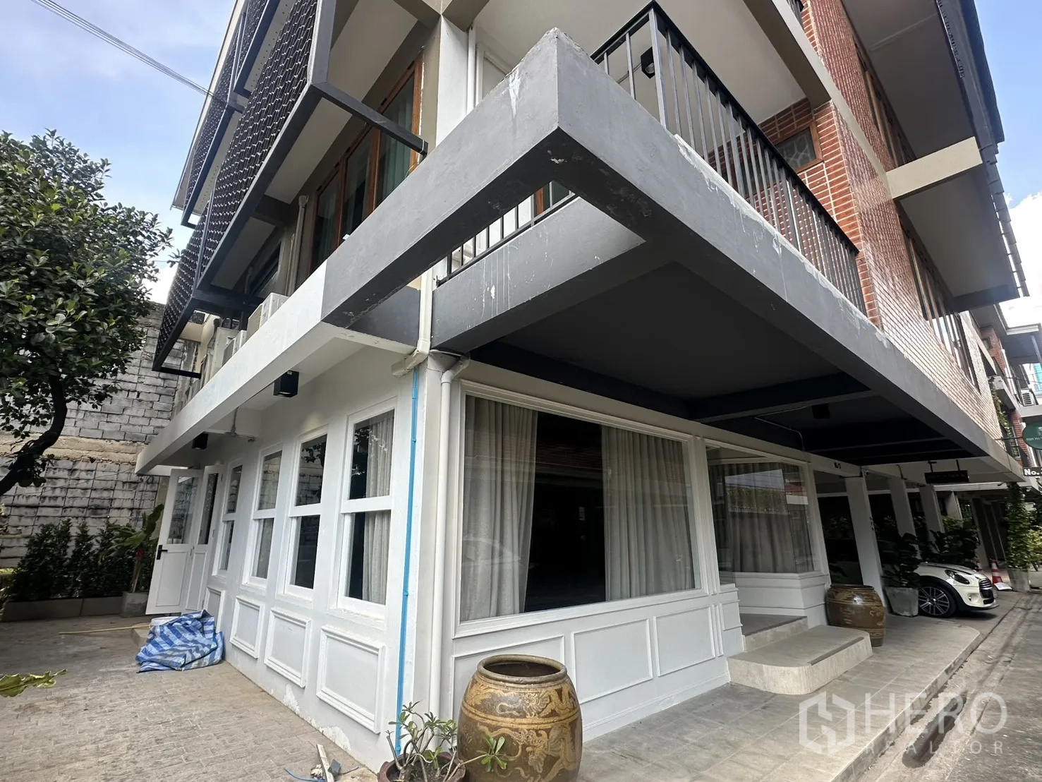 พื้นที่ขายของ for rent in Watthana, Bangkok - มุมอาคารโลว์ไรส์พร้อมระเบียงและช่องหน้าต่างกว้างที่ชั้นล่าง.