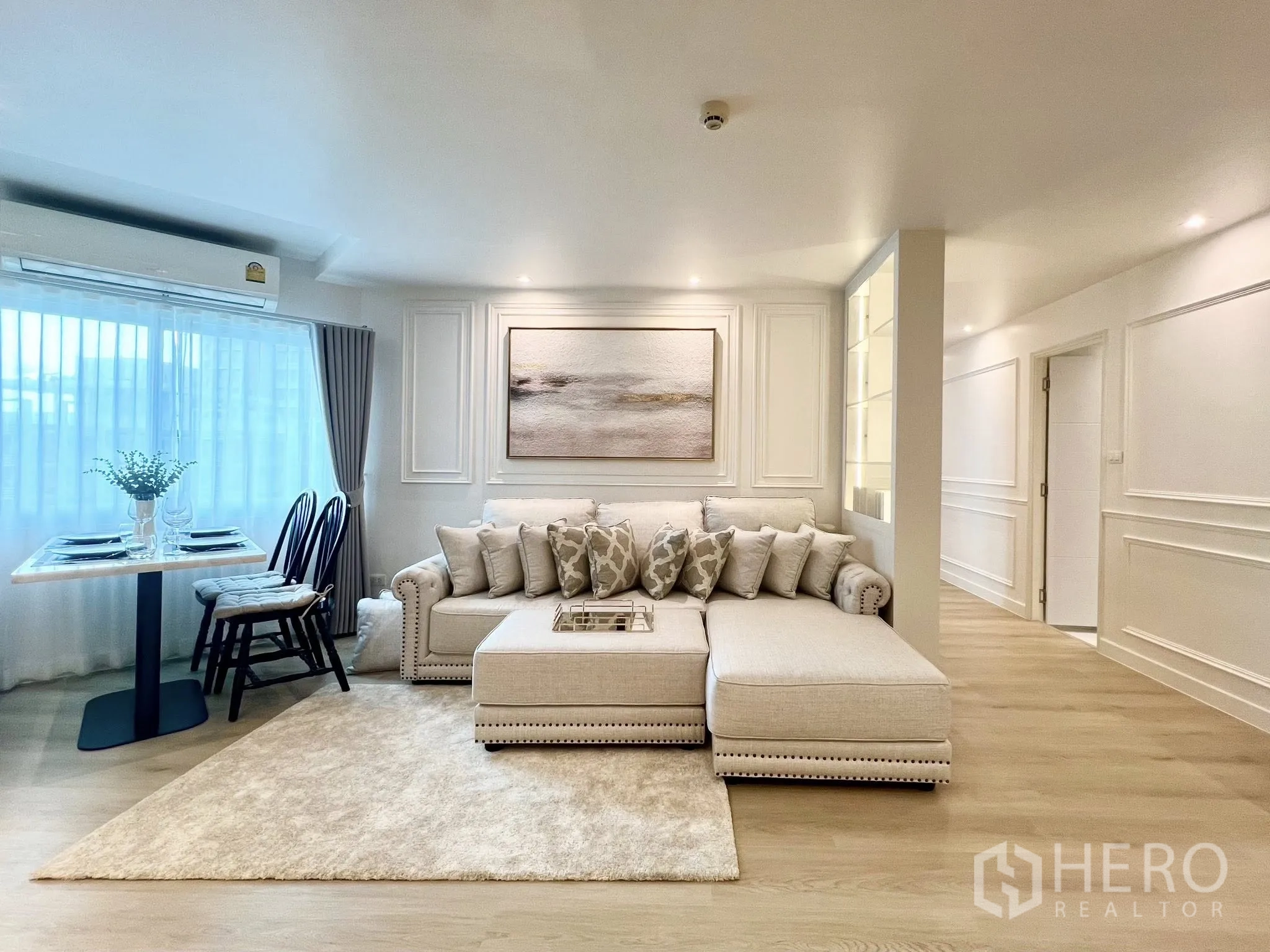 公寓 for rent or sale in Yan Nawa, Bangkok - 明亮客厅，L形布艺沙发、用餐角与大窗户。