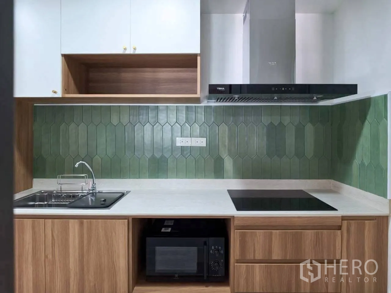 ทาวน์เฮาส์ for rent in Bang Phli, Samut Prakan - ท็อปครัวพร้อมอ่างล้างจาน เตาไฟฟ้า เครื่องดูดควัน และกระเบื้องกันเปื้อนสีเขียวมันวาว
