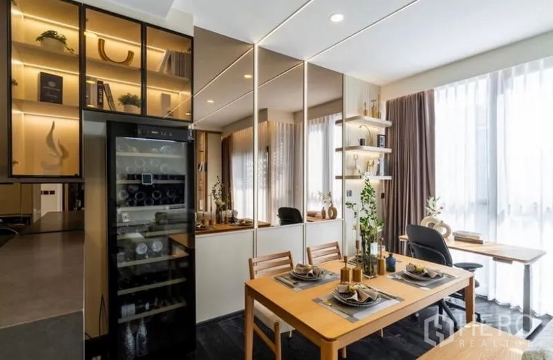 公寓 出售在Watthana, Bangkok - 通罗公寓内采光充足的用餐区，带镜面墙、展示柜与酒柜