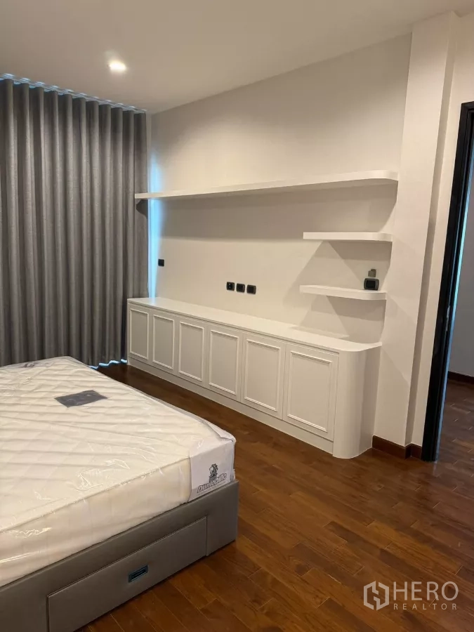 Detached House for rent in Bang Phli, Samut Prakan - Bedroom with floating shelves and a long built-in cabinet