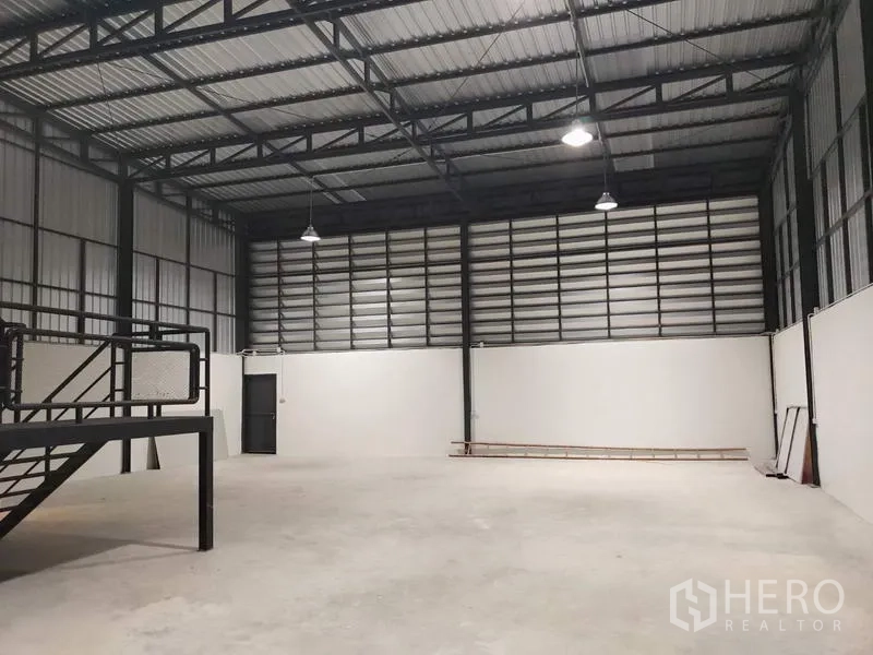 工厂 出租在Lam Luk Ka, Pathum Thani - 洁净工业大厅，隔热屋面与夹层平台，适合储存或作业。