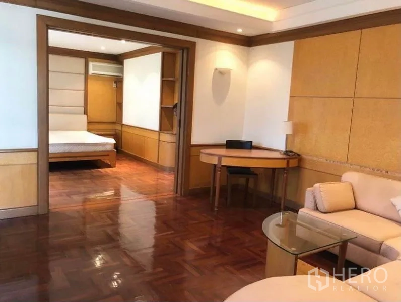 บ้าน ขายในMueang Samut Prakan, Samut Prakan - สวีทขนาดใหญ่มีมุมนั่งเล่น โต๊ะทำงาน เชื่อมต่อห้องนอน พื้นปาร์เกต์