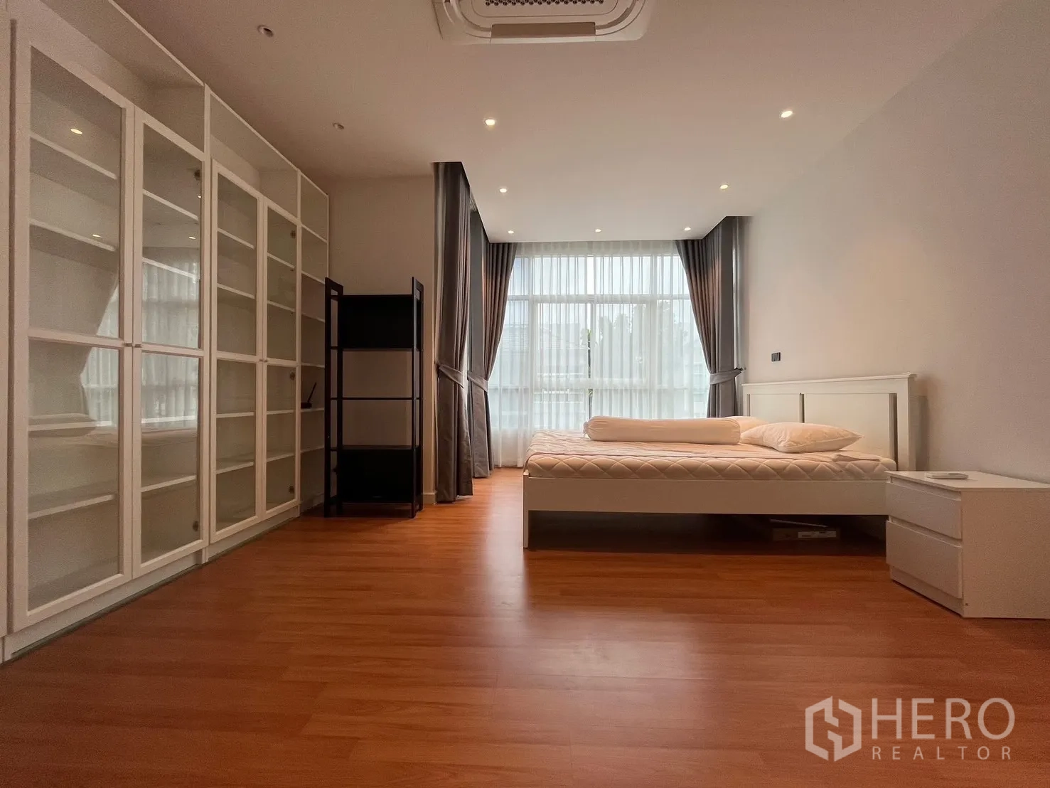 联排别墅 出租在Prawet, Bangkok - 大卧室配玻璃门衣柜与落地窗