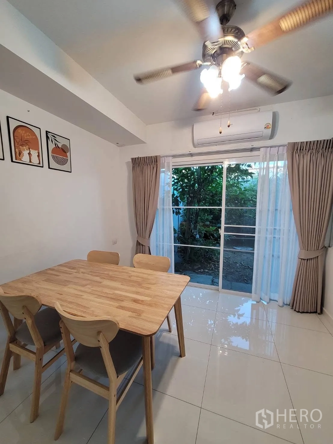 联排别墅 出租在Prawet, Bangkok - 餐区推拉玻璃门通向小花园露台。