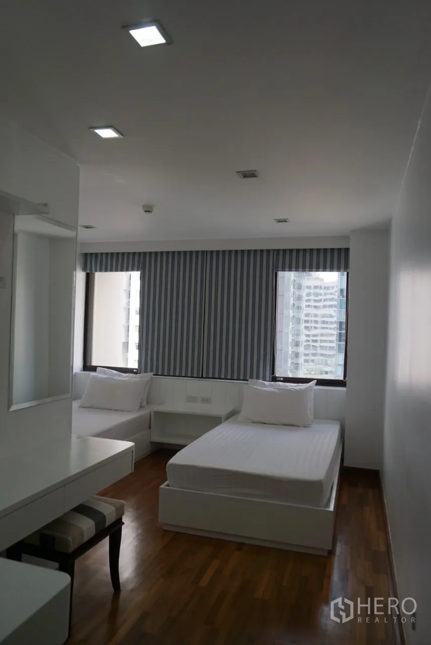 公寓 出租在Watthana, Bangkok - 次卧配单人床与日间床，条纹窗帘、木地板与城市景观