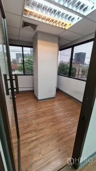 办公空间 出租在Watthana, Bangkok - 小型转角会议室，环绕窗与玻璃门。