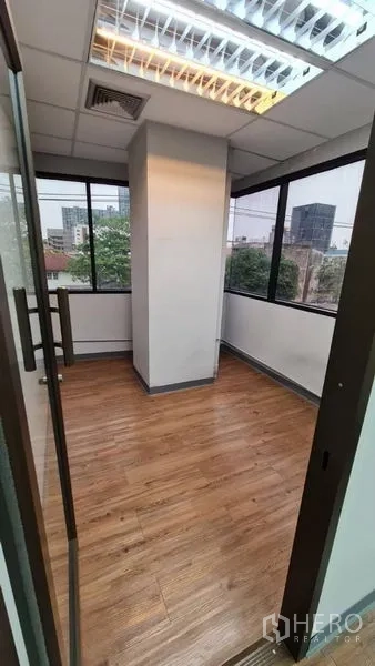 办公空间 出租在Watthana, Bangkok - 小型转角会议室，环绕窗与玻璃门。