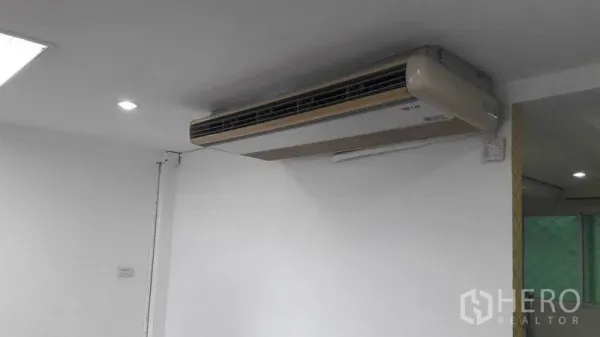 办公空间 出租在Bueng Kum, Bangkok - 白色天花下的壁挂式分体空调。