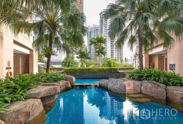 公寓 出租在Khlong Toei, Bangkok - 热带风格泳池，岩石与棕榈环绕，城市天际线作背景