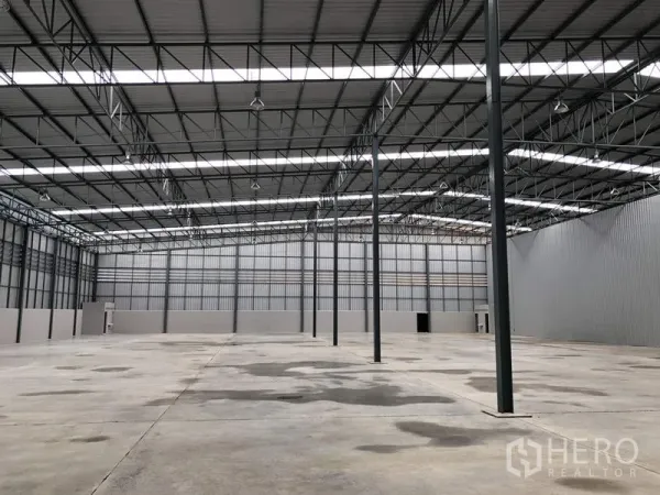 货栈 出租在Lat Krabang, Bangkok - 约900㎡开放仓库区域，立柱高挑，地面平整适合存储