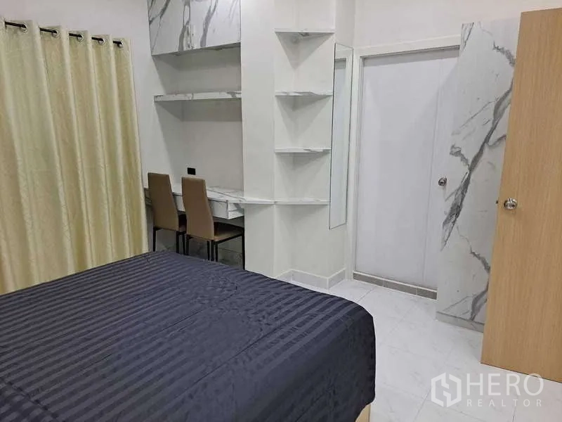 公寓 出租在Khlong Toei, Bangkok - 卧室配工作书桌、双椅与开放式置物架。