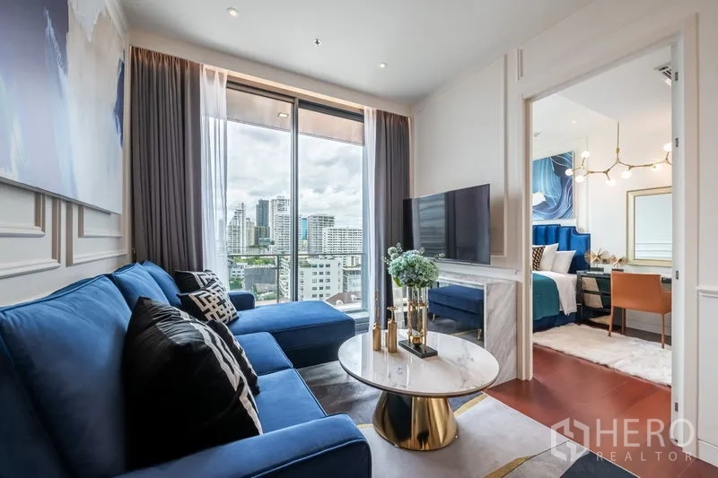 公寓 出租在Watthana, Bangkok - 客厅通向阳台城市景观，旁连卧室入口。
