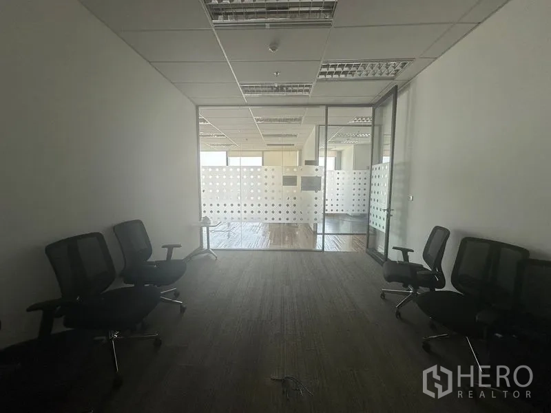 Office Space for rent in Ratchathewi, Bangkok - Waiting area with office chairs facing a glass partition.