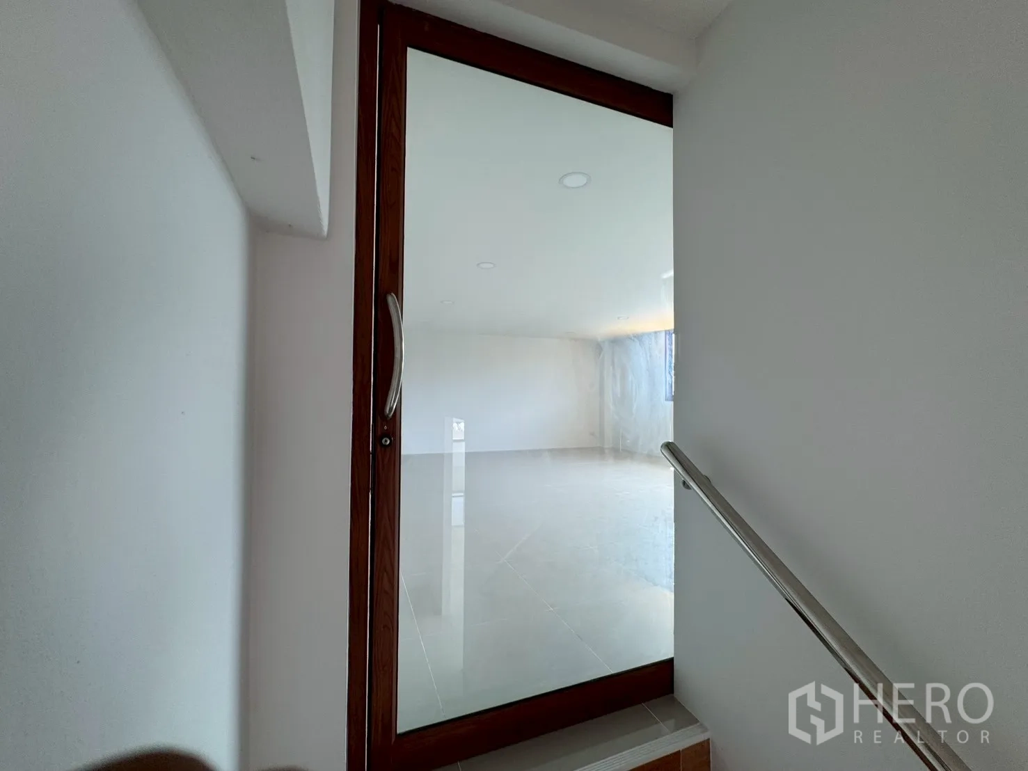 โรงงาน for sale in Mueang Samut Sakhon, Samut Sakhon - ประตูกระจกจากบันไดเข้าสู่ห้องชั้นลอย