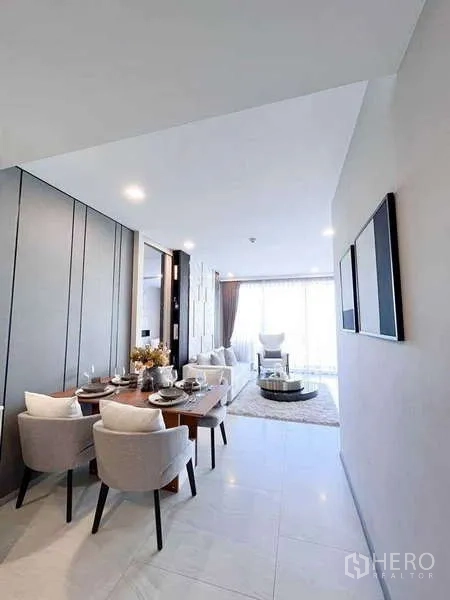 公寓 出租在Watthana, Bangkok - 走廊望向餐厅和明亮客厅的大窗景。