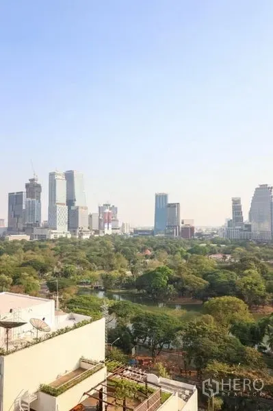 คอนโด ให้เช่าในPathum Wan, Bangkok - วิวชั้นสูง เห็นสกายไลน์กรุงเทพฯ และพื้นที่สีเขียวมีสระน้ำ