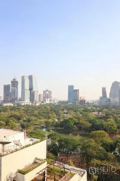 คอนโด ให้เช่าในPathum Wan, Bangkok - วิวชั้นสูง เห็นสกายไลน์กรุงเทพฯ และพื้นที่สีเขียวมีสระน้ำ