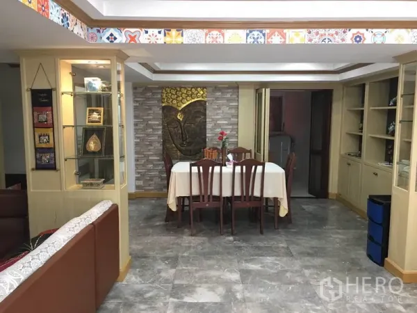 联排别墅 出租在Khlong Toei, Bangkok - 开放式餐区，六人餐桌，内置展示柜与花纹吊顶装饰。