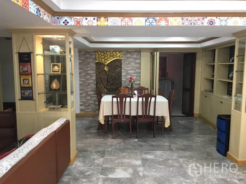 联排别墅 出租在Khlong Toei, Bangkok - 开放式餐区，六人餐桌，内置展示柜与花纹吊顶装饰。