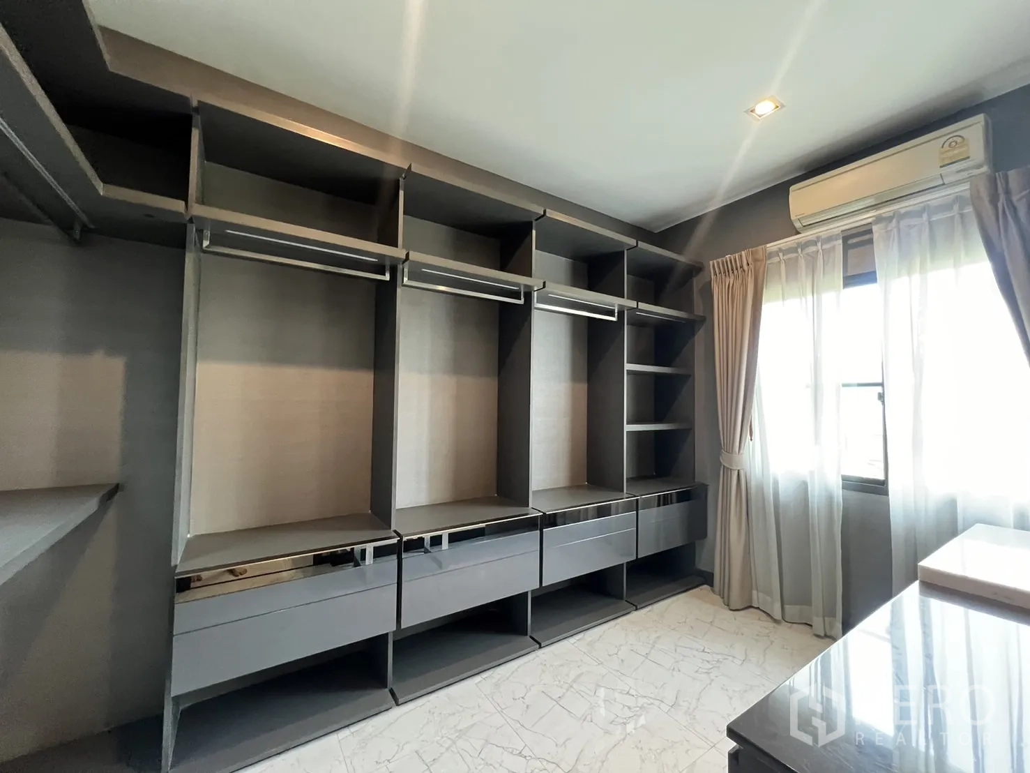 Townhouse for rent in Lat Phrao, Bangkok - Master bathroom view to long floating vanity, soaking tub and frosted glass shower.