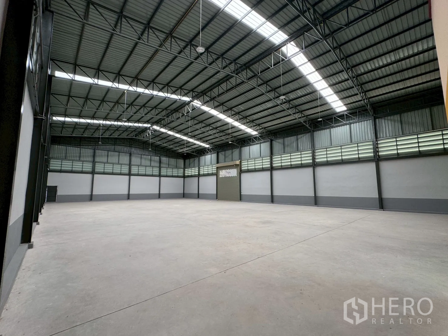 โรงงาน for sale in Mueang Samut Sakhon, Samut Sakhon - ฮอลล์โกดังเพดานสูง โครงทรัสเหล็กและแผ่นรับแสงบนหลังคา