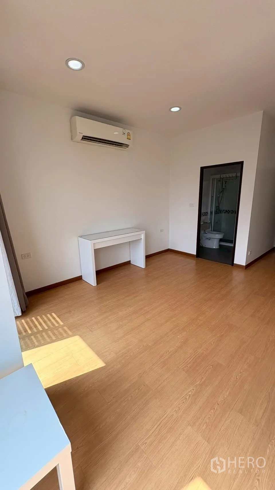 ทาวน์เฮาส์ for rent in Phra Khanong, Bangkok - มุมห้องนอนพร้อมโต๊ะทำงาน เครื่องปรับอากาศ และทางเข้าห้องน้ำในตัว