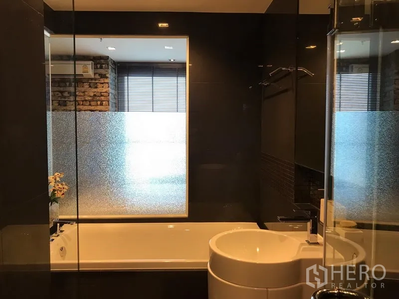คอนโด ให้เช่าในSathon, Bangkok - ห้องน้ำมีอ่างอาบน้ำ หน้าต่างกระจกฝ้า และอ่างล้างหน้าทรงกลม