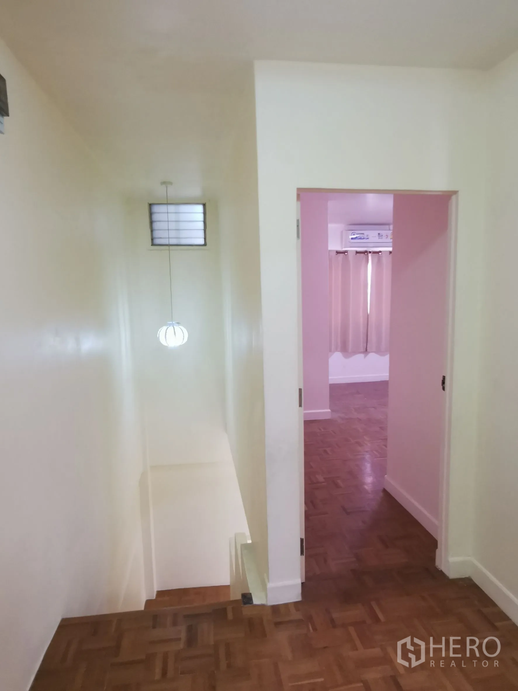 联排别墅 出租在Khlong Toei, Bangkok - 二层走廊，木地板，通往卧室与楼梯口。