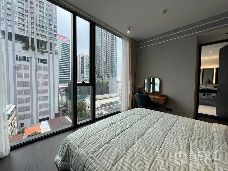 คอนโด ให้เช่าในBang Rak, Bangkok - ห้องนอนกระจกเต็มผนังพร้อมวิวเมืองและโต๊ะเครื่องแป้ง