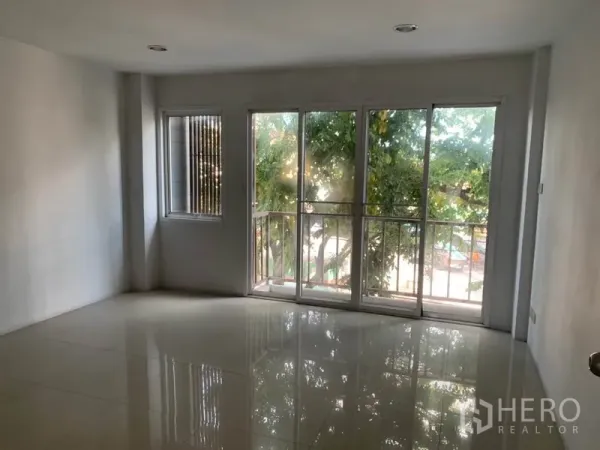 店屋 出售在Lat Phrao, Bangkok - 楼上一间房，亮面地砖，推拉落地窗与阳台，绿景相伴。