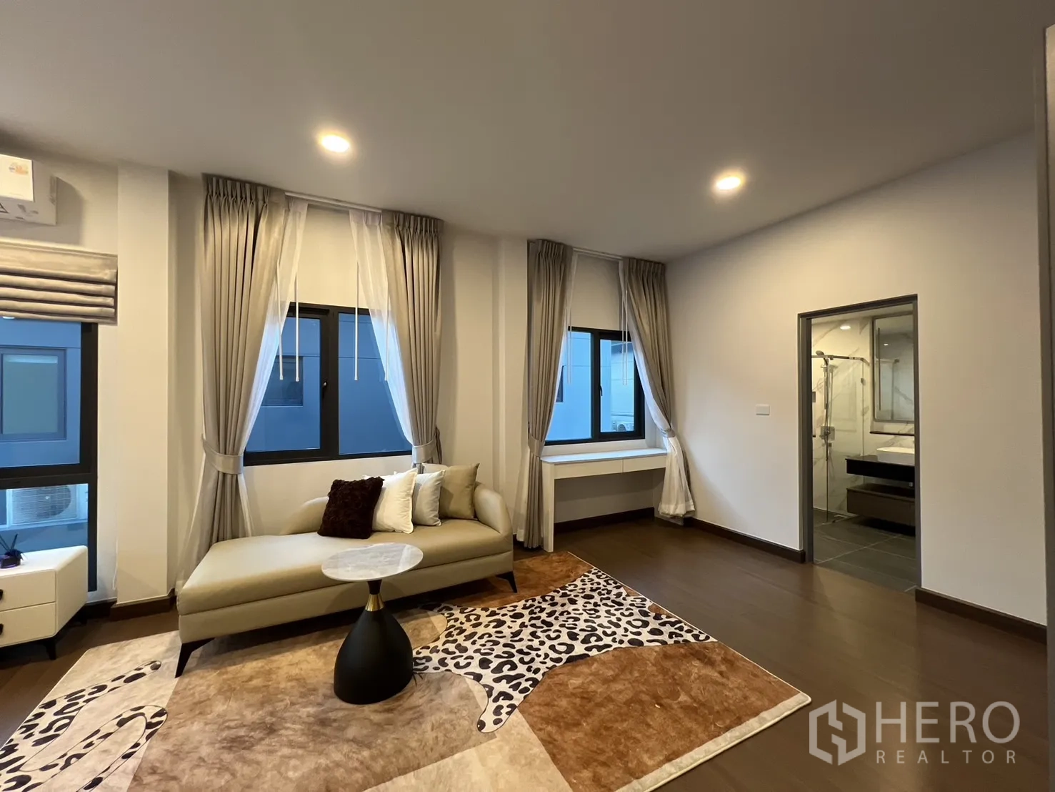 Detached House for rent in Bang Phli, Samut Prakan - Master suite sitting area with daybed and doorway to ensuite bathroom.