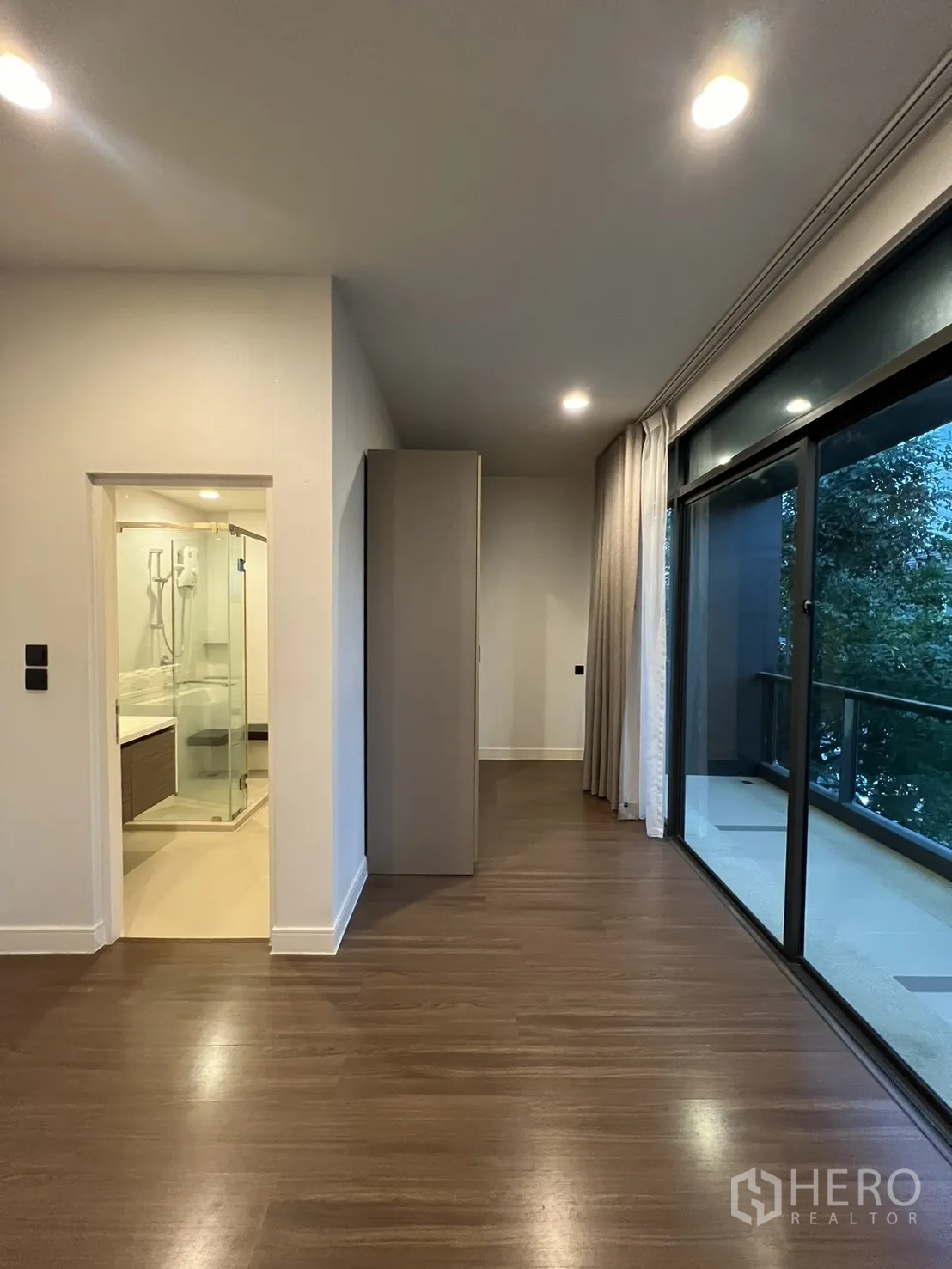Detached House for rent or sale in Bang Kapi, Bangkok - Master bedroom angle with wardrobe and en-suite door.