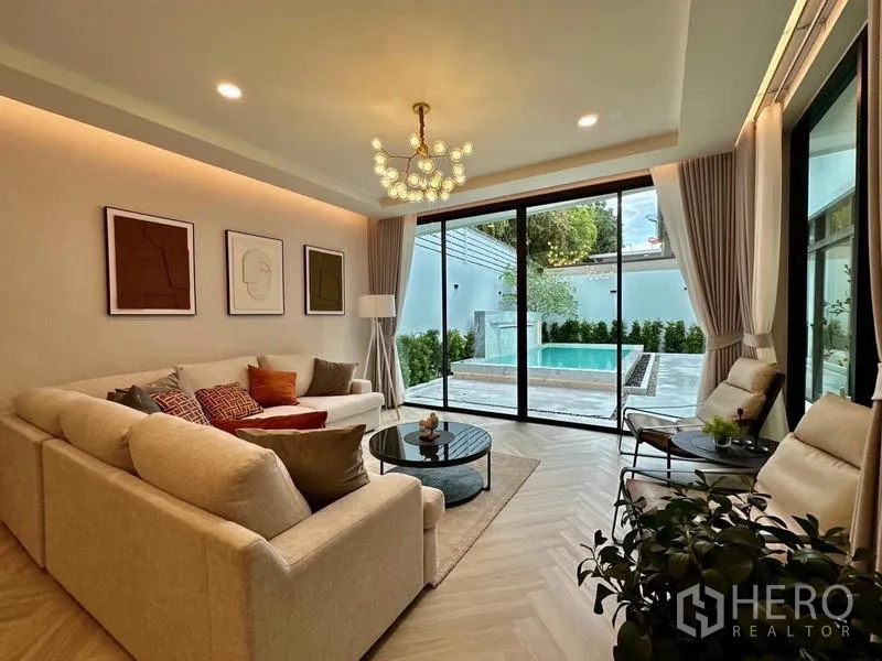 独立式住宅 出租在Lat Krabang, Bangkok - 家庭起居室通过大滑门连接私家泳池