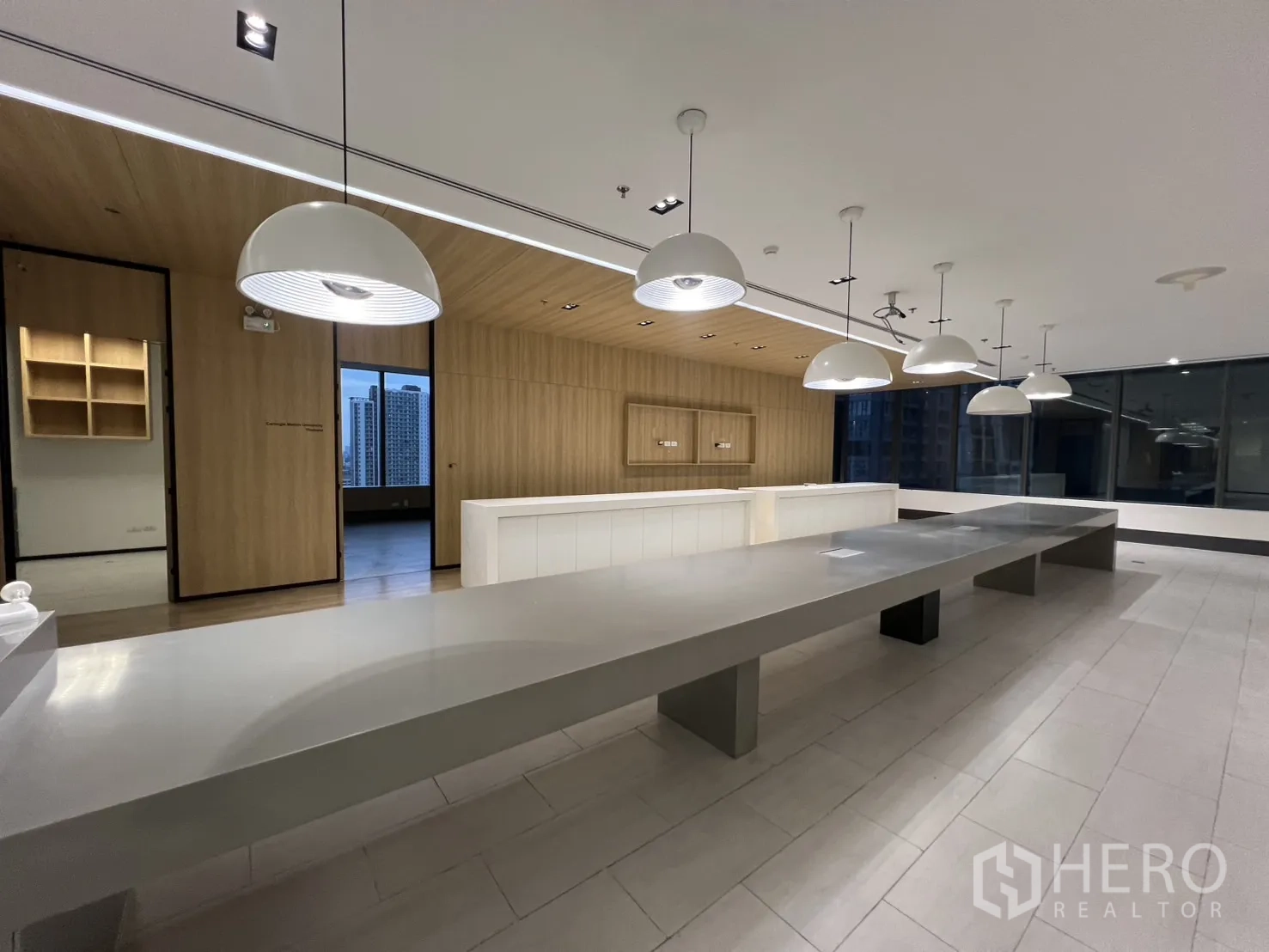 สำนักงาน ให้เช่าในHuai Khwang, Bangkok - มุมใกล้ของแพนทรีพร้อมโคมแขวน เคาน์เตอร์ยาว และวิวเมือง