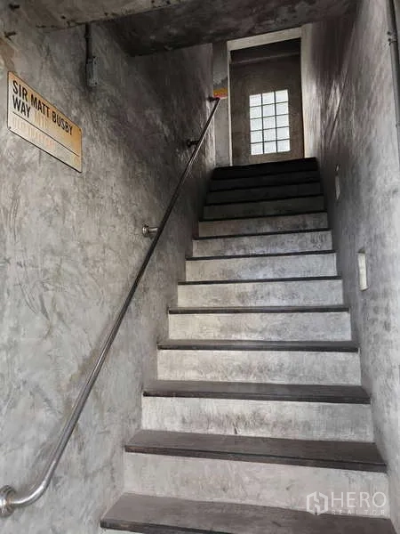 货栈 出租在Huai Khwang, Bangkok - 水泥楼梯配不锈钢扶手通往二层。
