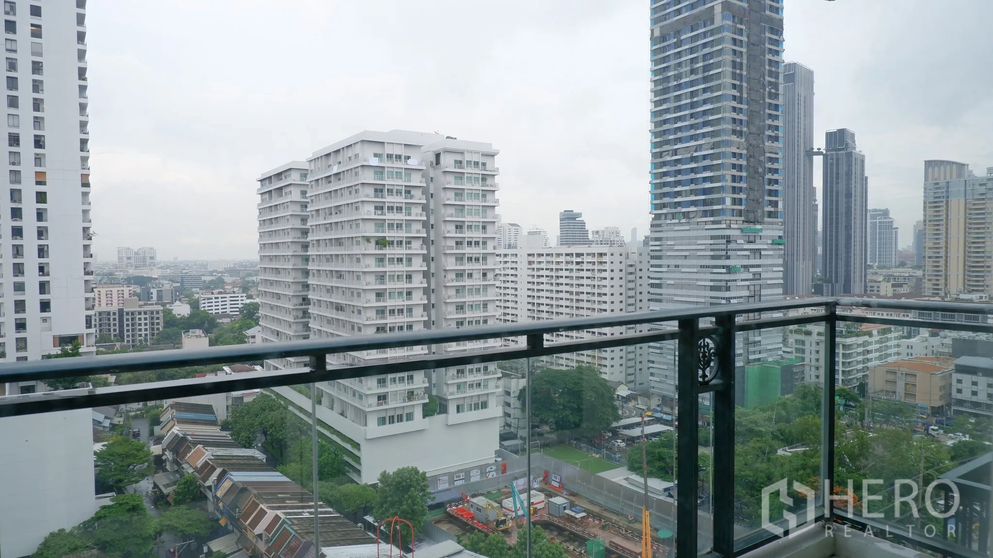 คอนโด ให้เช่าในWatthana, Bangkok - ระเบียงราวกระจก มองเห็นวิวสกายไลน์ย่านทองหล่อ.