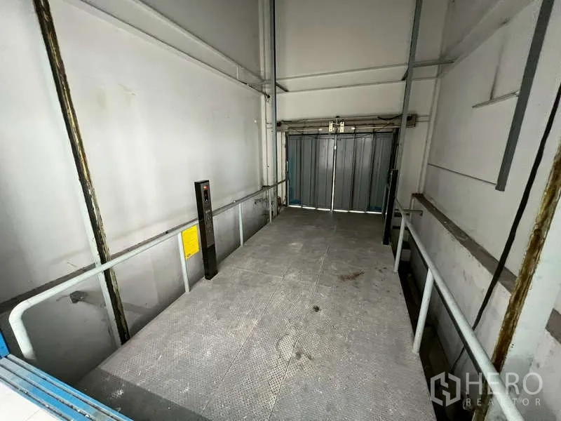 Showroom for rent - Industrial cargo lift platform inside the service zone.
