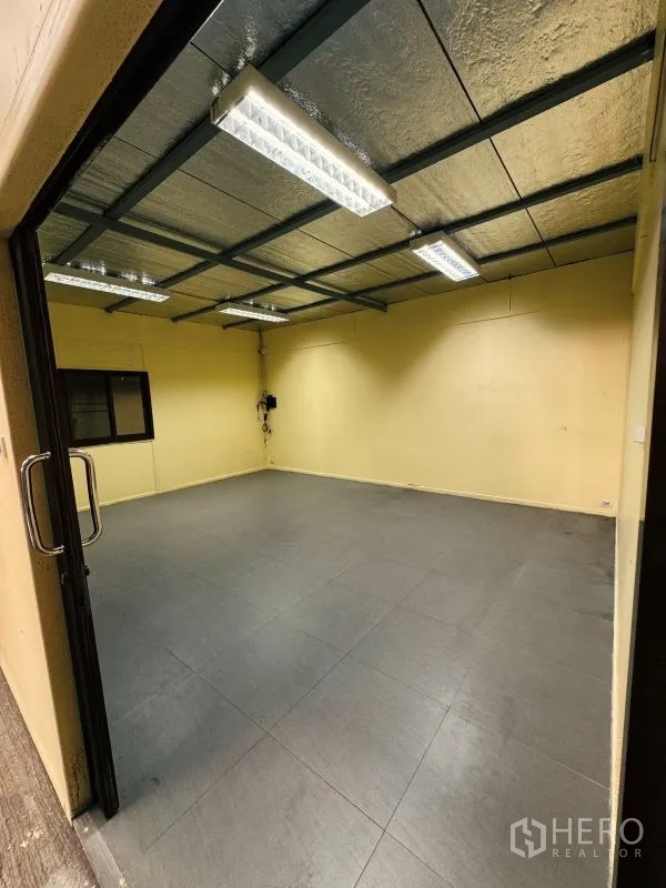 货栈 出租在Din Daeng, Bangkok - 仓库内独立办公室，瓷砖地面与荧光照明。