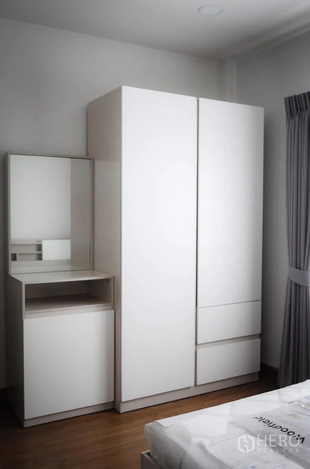Detached House for rent in Bang Phli, Samut Prakan - White wardrobe with mirrored vanity beside grey drapes.