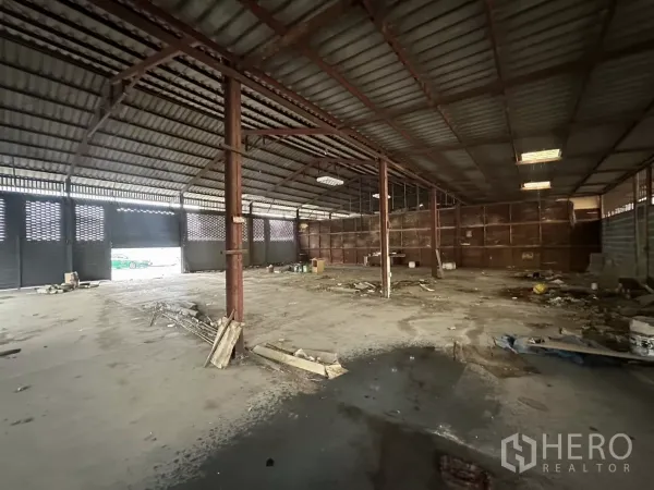 คลังสินค้า ให้เช่าหรือขายในYan Nawa, Bangkok - ภายในโกดังโครงเหล็ก พื้นคอนกรีต หลังคาสูง มีประตูม้วนรับแสงธรรมชาติ