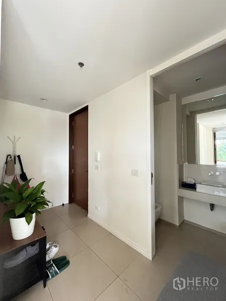 公寓 出售在Khlong San, Bangkok - 入口走廊，木门与访客盥洗区