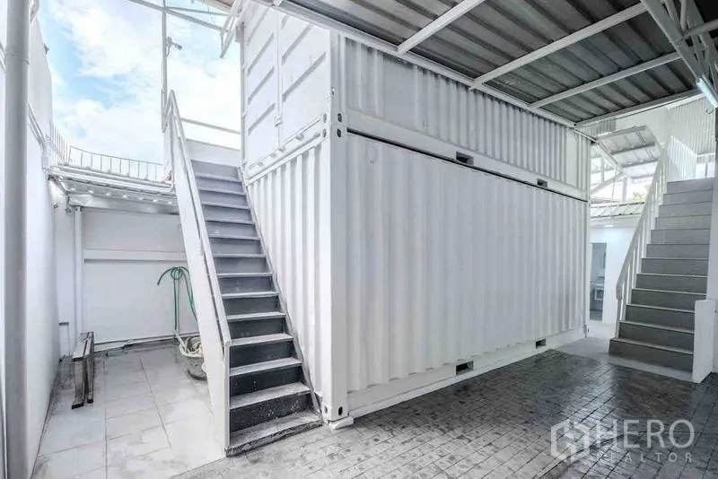独立商业地产 出租或出售在Bang Na, Bangkok - 带顶室外工作区，白色集装箱储物与金属楼梯