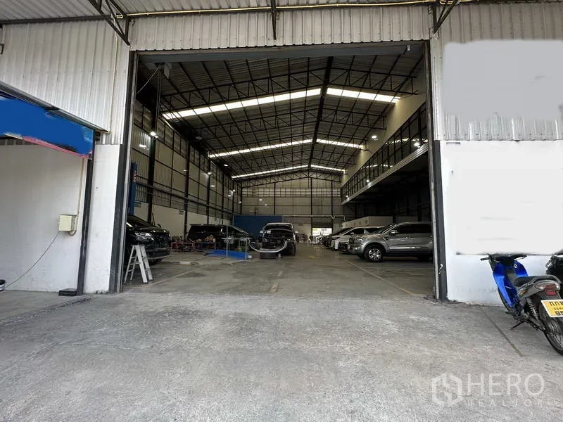 คลังสินค้า ให้เช่าในBang Khen, Bangkok - ประตูทางเข้าเปิดกว้างสู่ช่องโกดังลึก รองรับรถบรรทุกเข้าออก